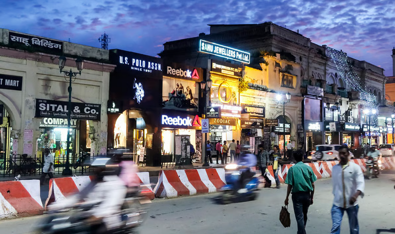 Hazratganj Market, Lucknow - The Heart of Shopping & Culture